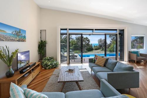 Barefoot Bungalow Castaways Beach — 4-Star Luxury Hotel in Sunrise Beach, Australia