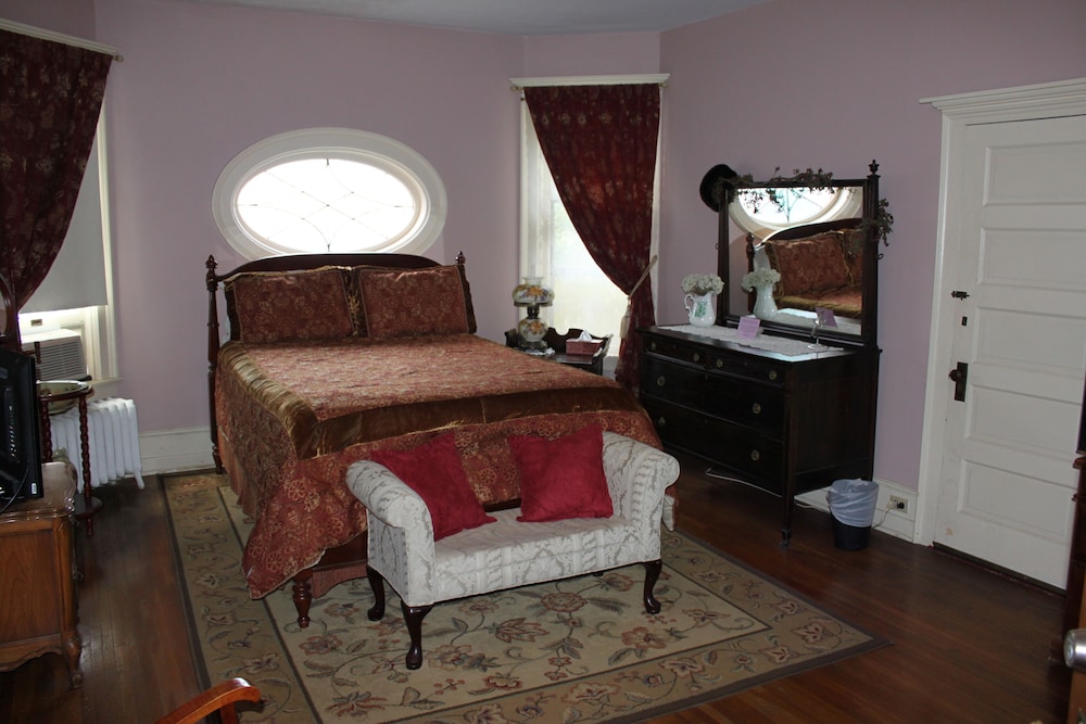 Victorian Charm Inn - photo 18