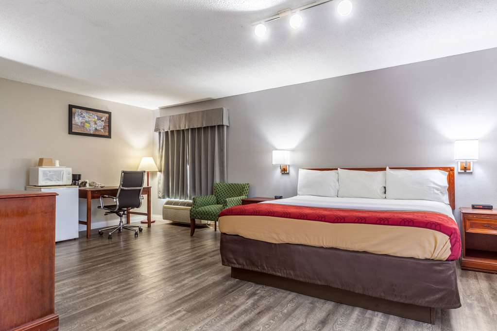 Econo Lodge Lincoln - photo 34