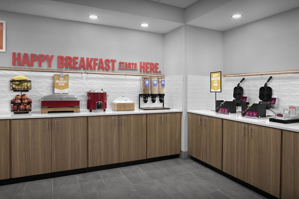 Hampton Inn Lenoir City - photo 22
