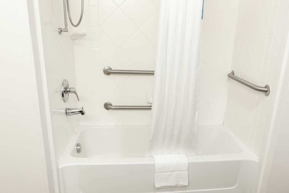 Hampton Inn & Suites Chesapeake Square Mall - photo 21
