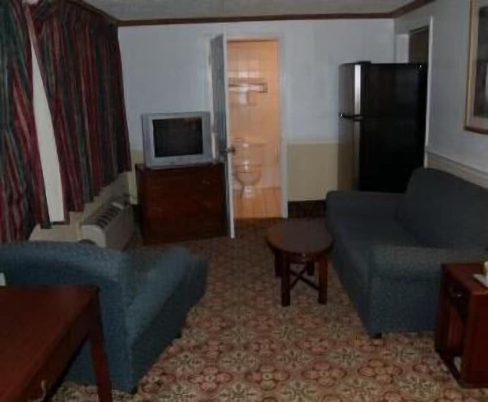 Budget Inn of Claypool Hill - photo 9