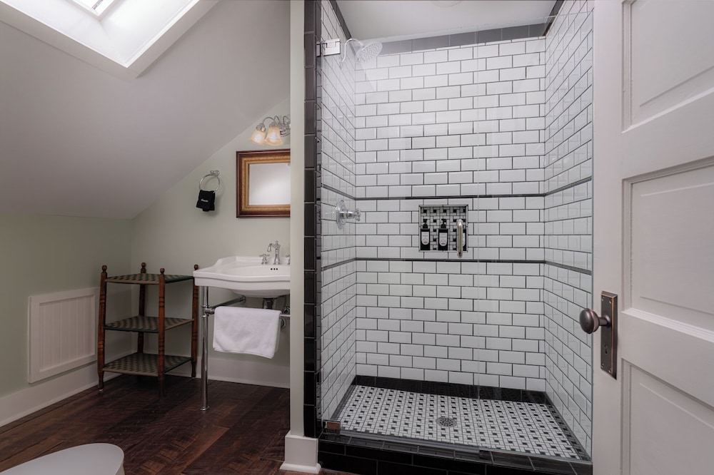 The NuWray Hotel & Carriage House - photo 74