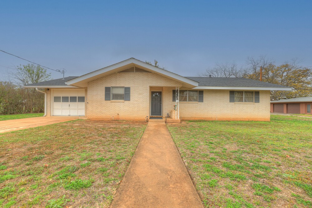 Charming Oasis Hot Tub & Fire Pit 1mi To Dwntn in Fredericksburg, United States