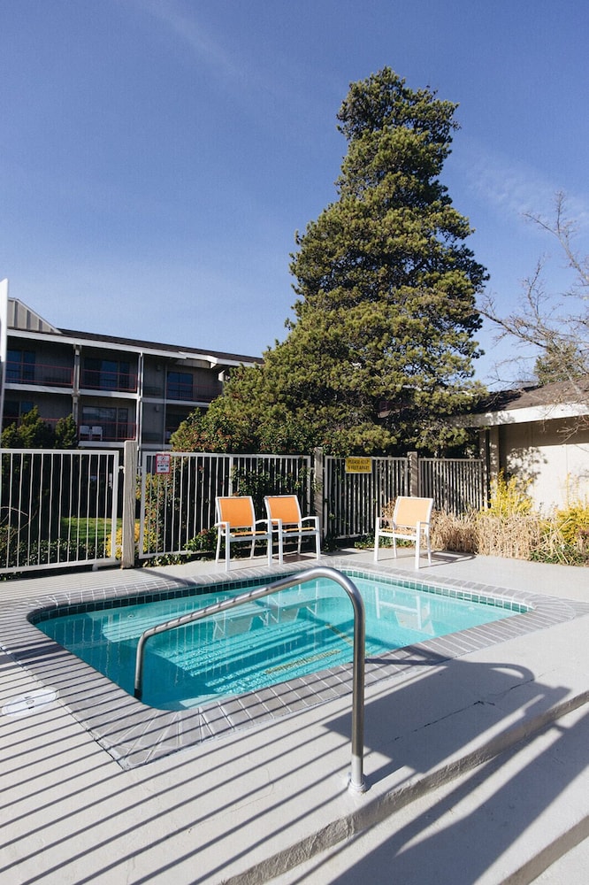 Ashland Hills Hotel & Suites - photo 46