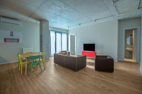 2BR apartment with 2 balconies in heart of the city
