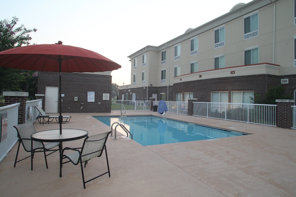 Holiday Inn Express Pembroke by IHG - photo 35