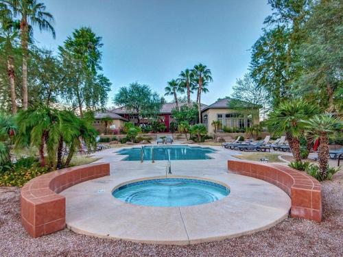 Gated Condo Heated Pool Putt Green Near Papago — 4-Star Luxury Hotel in Phoenix, United States