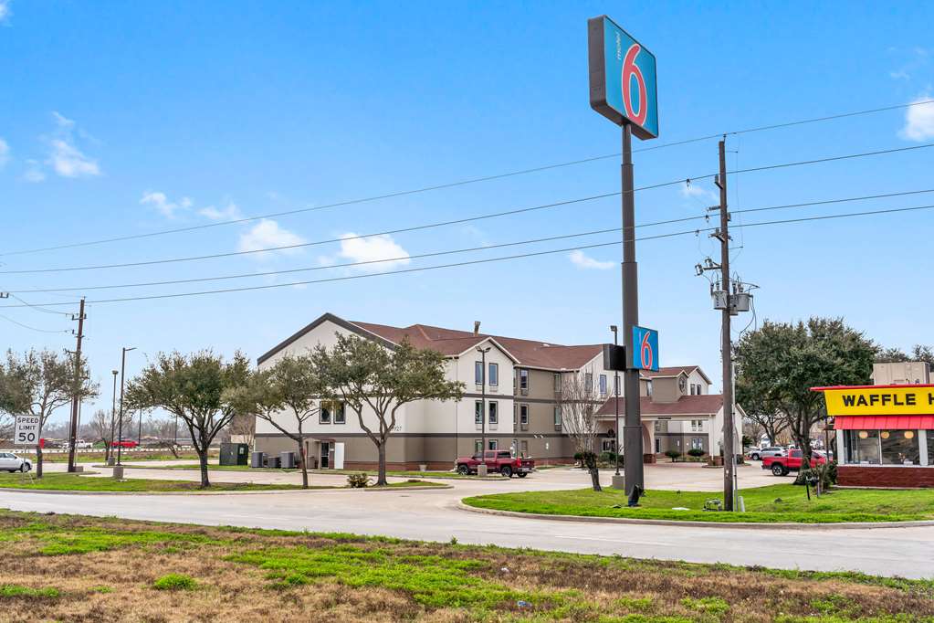 Motel 6 Rosenberg TX - carbon neutral hotel in Rosenberg
