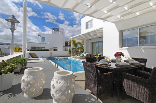 Villa Sunday