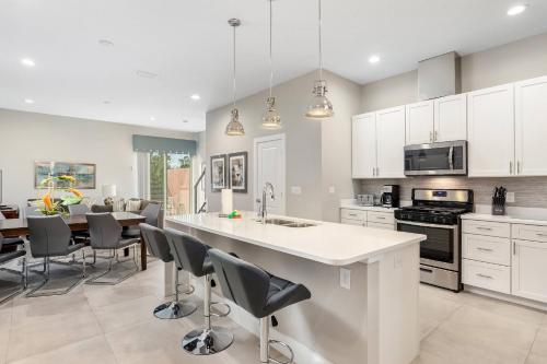 Fantastic 4 beds Villa 5 min to Disney — 4-Star Luxury Hotel in Orlando, United States