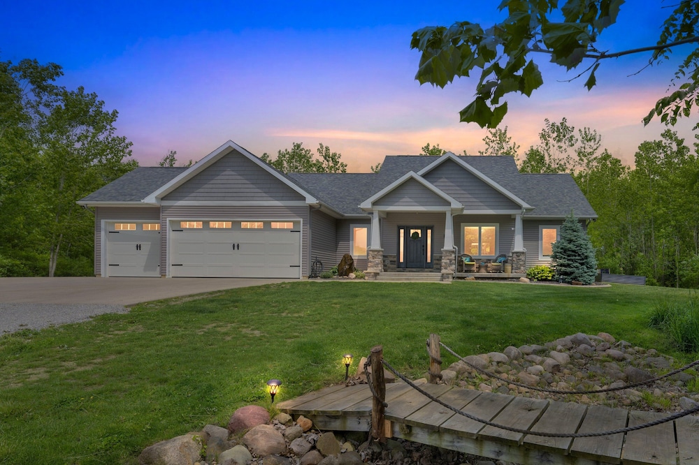 Lakeside Retreat With Hot Tub And Game Room 3 Bedroom Home 21591812 — Elkhart
