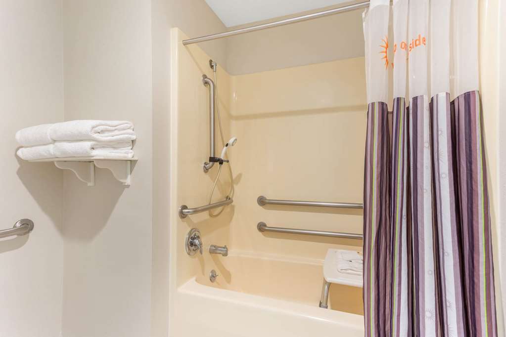 La Quinta Inn & Suites by Wyndham Chicago Gurnee - photo 33