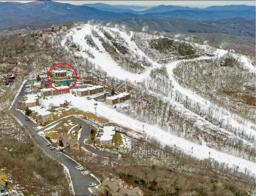 The Sugar Suite Renovated with a View Ski IN OUT Heated POOL Hot tub sauna gym AC EV adjustable bed — 4-Star Luxury Hotel in Banner Elk, United States