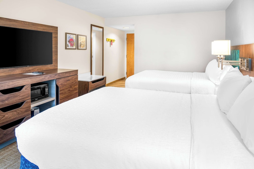 Hampton Inn Grand Rapids North - photo 10