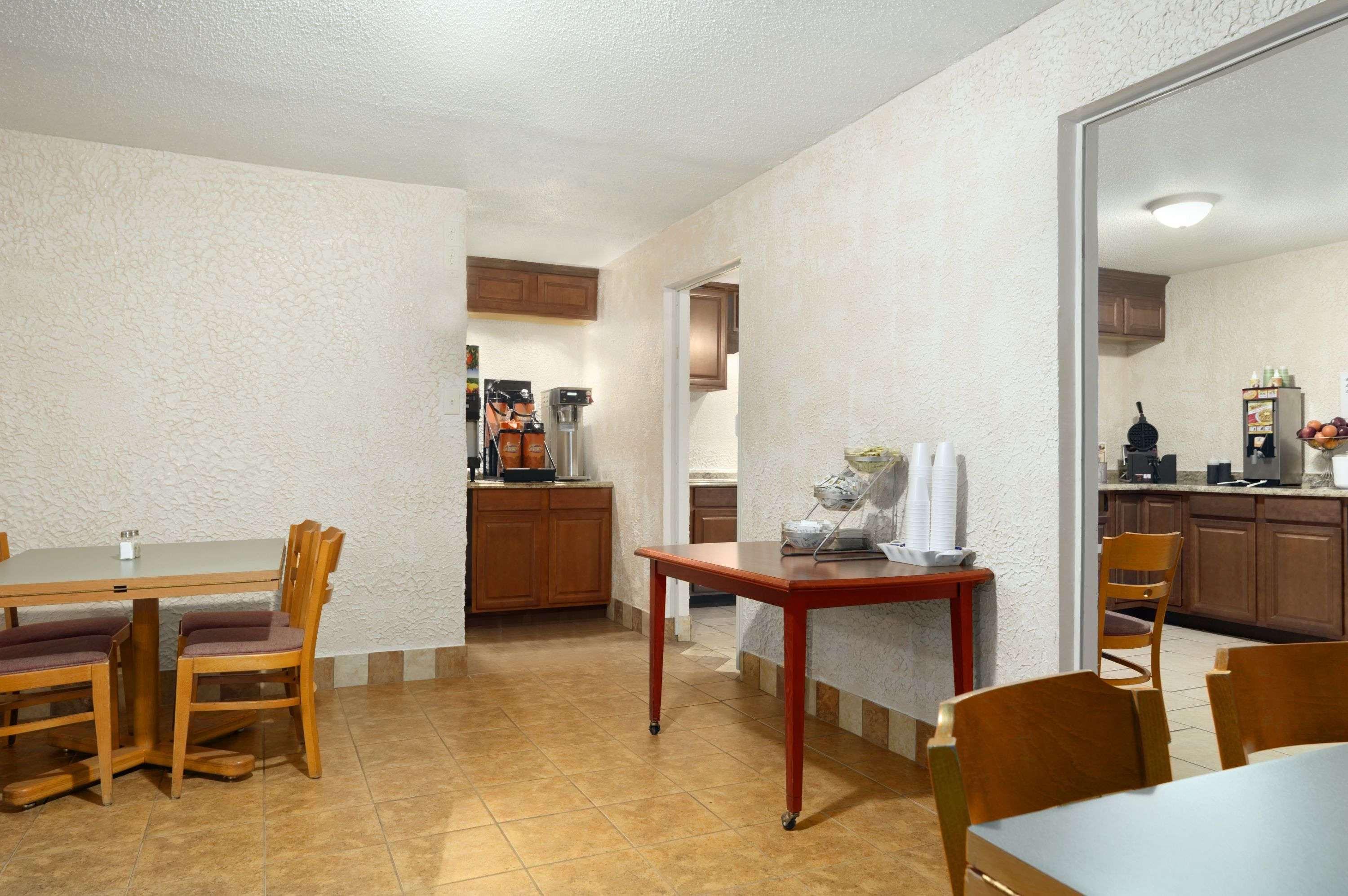 Days Inn by Wyndham Brunswick St. Simons Area - photo 12