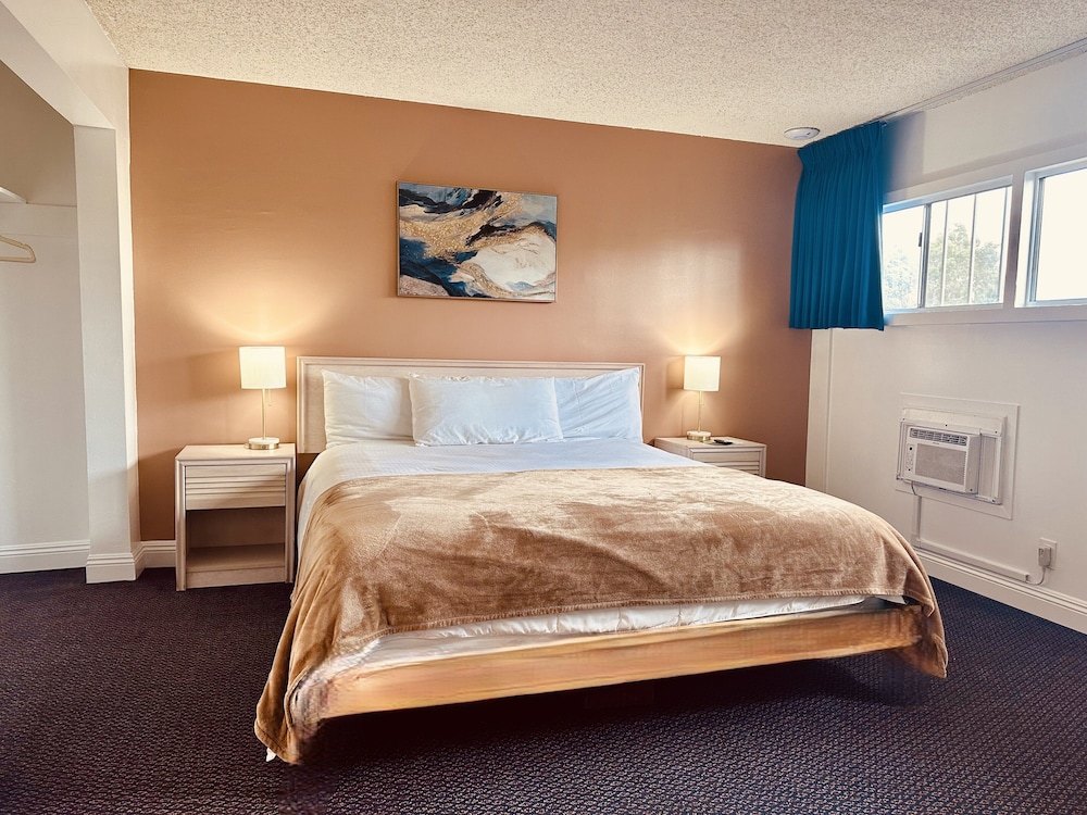 Foghorn Harbor Inn - photo 18