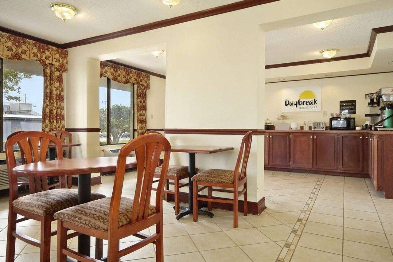 Days Inn & Suites by Wyndham Mobile - photo 5