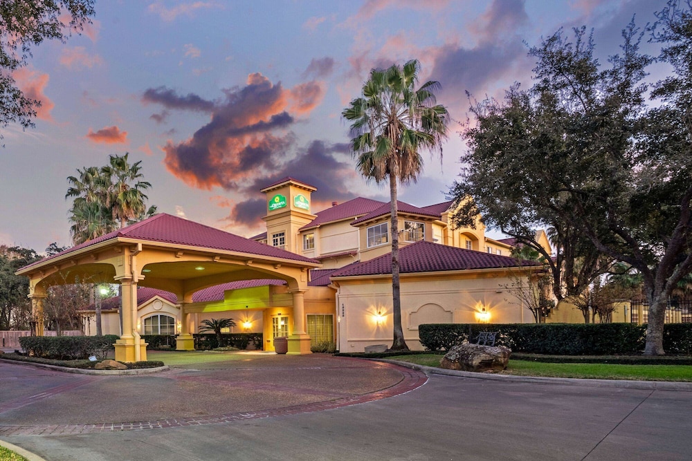 La Quinta Inn & Suites by Wyndham Houston West Park 10 - featured photo