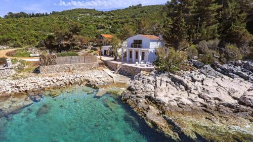 Villa Mendes — 4-Star Luxury Hotel in Jelsa, Croatia