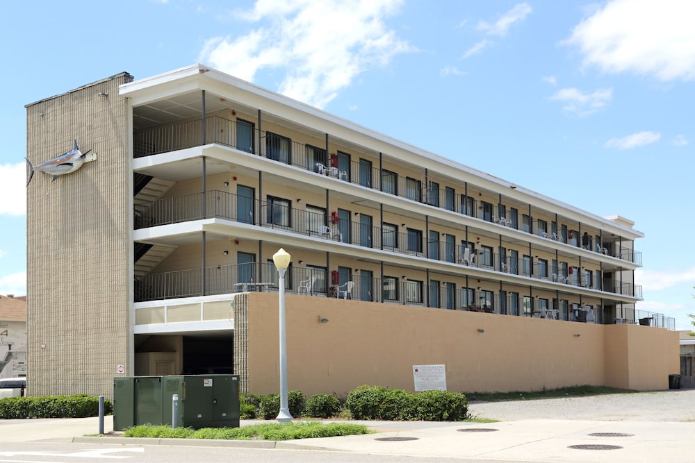 Blue Marlin Inn & Suites - photo 17