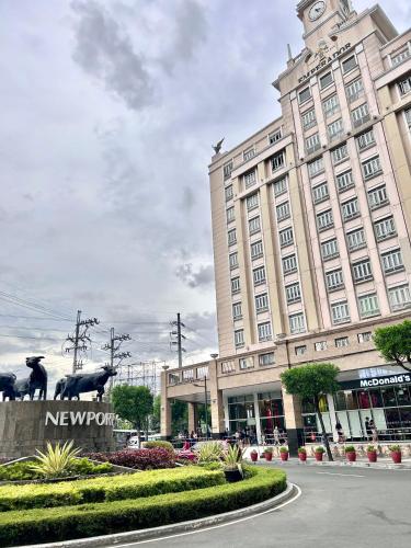 staycation near manila airport across NAIA terminal 3 13 min drive to terminal 2 and 1 Vexy Condotel located at 101 newport manila — 4-Star Luxury Hotel in Manila, Philippines