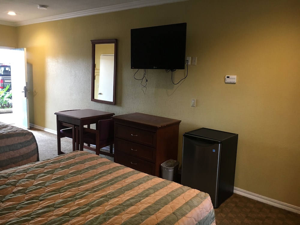 Bellflower Travel Inn - photo 8