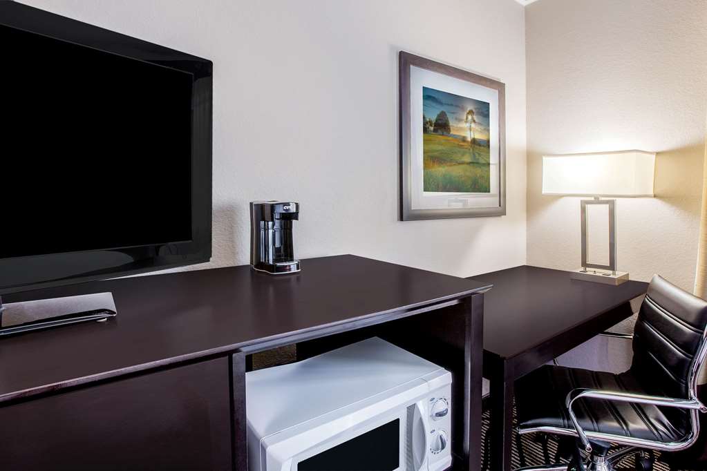 La Quinta Inn & Suites by Wyndham Pasadena - photo 23