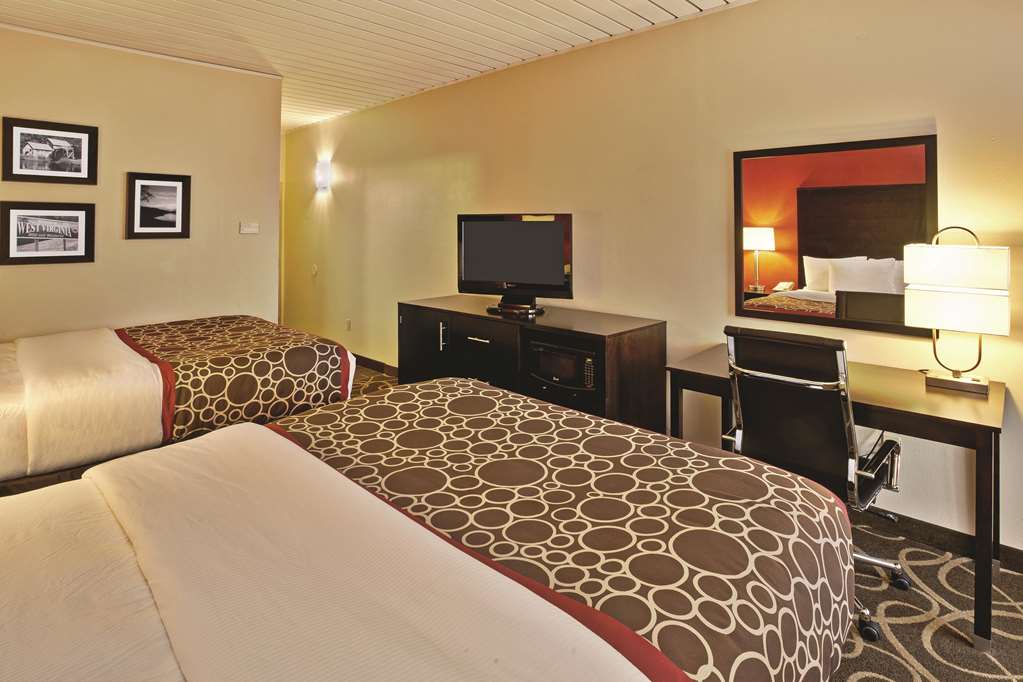 La Quinta Inn & Suites by Wyndham Elkview Charleston NE - photo 12