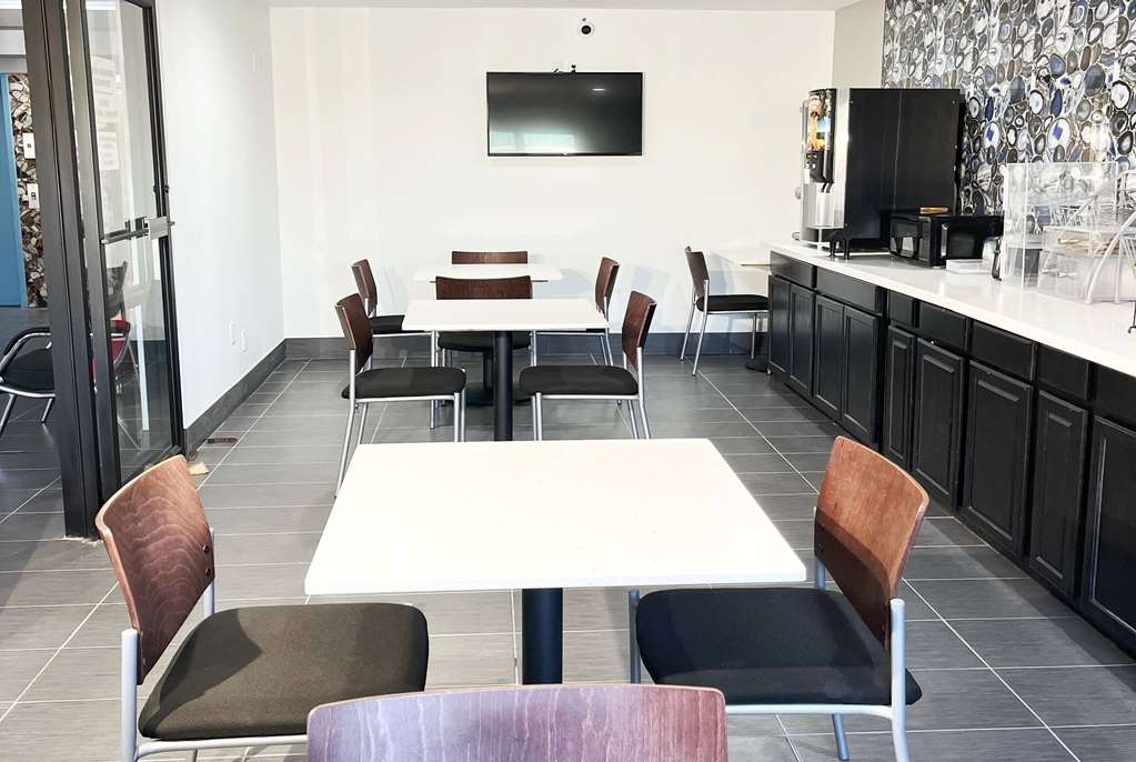 Super 8 by Wyndham Peoria - photo 31