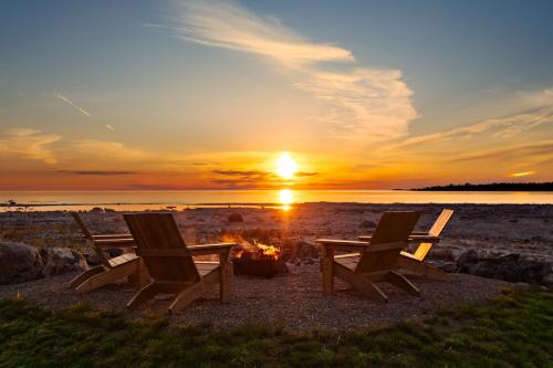 300ft Lake front All Season Hot tub Steam bath in Unknown City, Canada