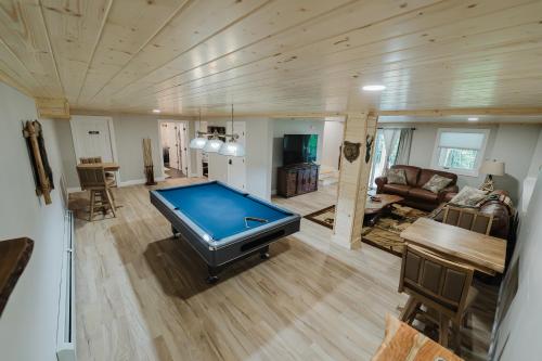 NEW Modern Getaway Hot Tub l Fire Pit l Pool table pet-friendly hotel Norway
