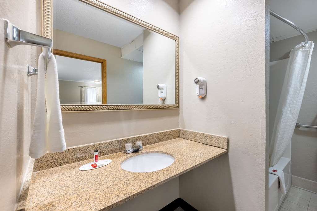 Super 8 by Wyndham Kansas City Airport North - photo 17