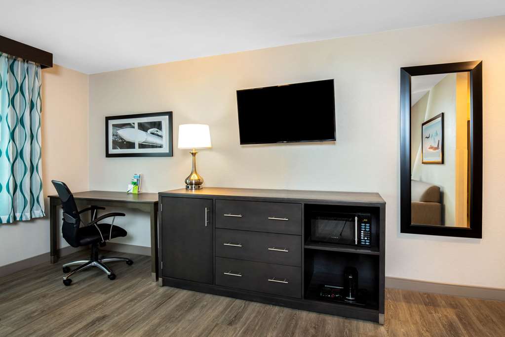 La Quinta Inn & Suites by Wyndham Las Vegas Nellis - photo 19
