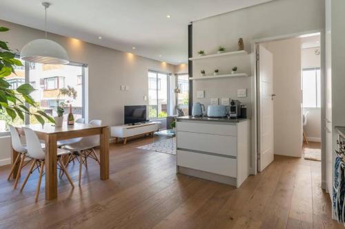 Bantry Bay 2 Bedroom Retreat with Mountain Views