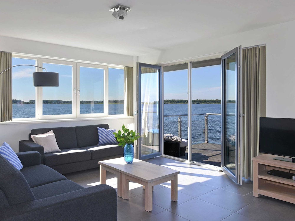 Waterfront penthouse with roof terrace and private jetty — 4-Star Luxury Hotel in Kamperland, Netherlands