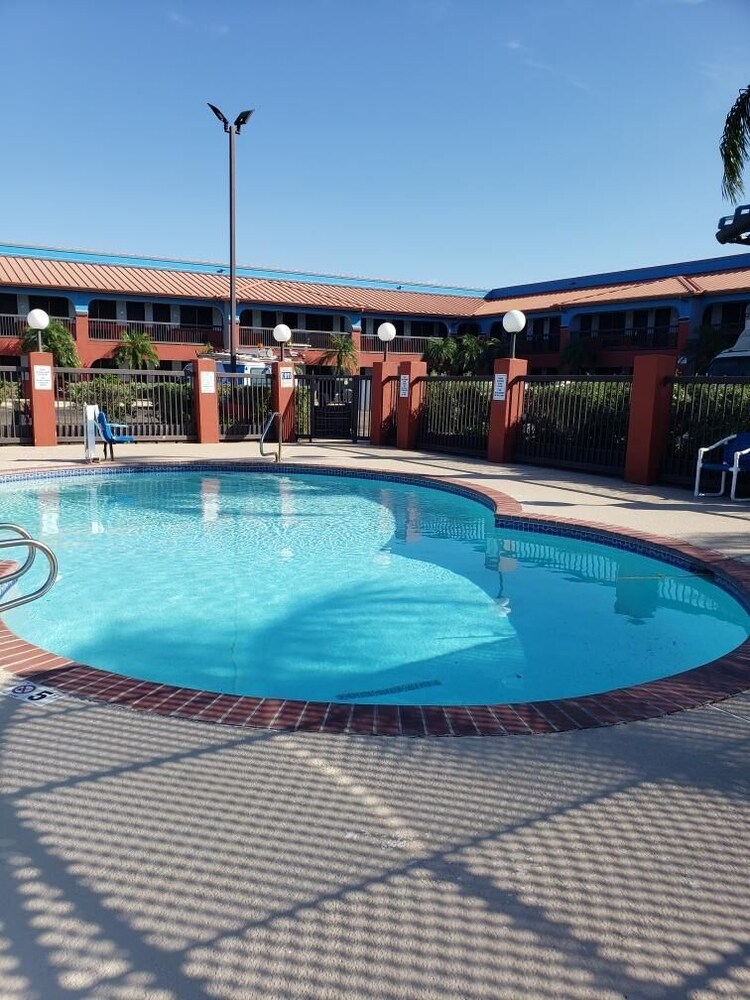 Texas Inn Harlingen - photo 2