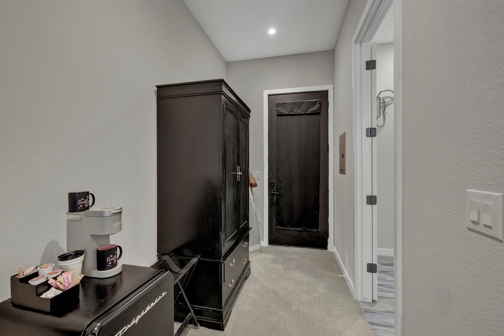 The Bentley Hotel Clint Eastwood Room Hill Country View - photo 15