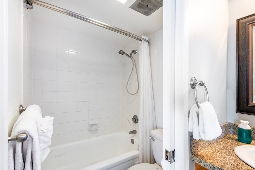 Waikiki Banyan High Level Condo with Private Lanai by Koko Resort Vacation Rentals - photo 82