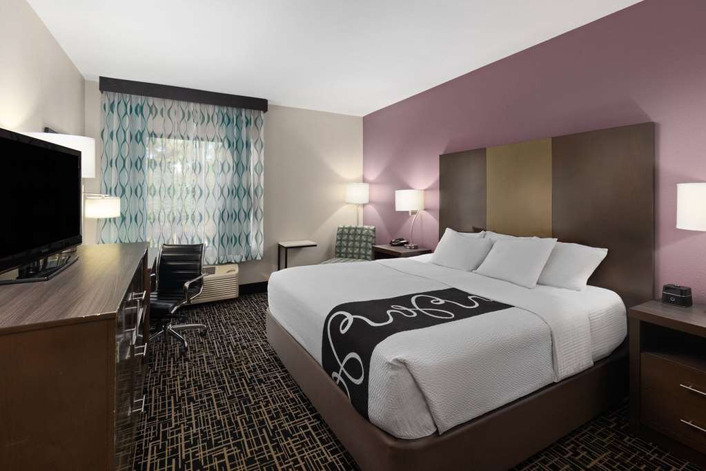 La Quinta Inn & Suites by Wyndham Snellville Stone Mountain - photo 17