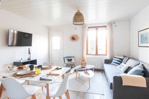 Le Refuge D’arsene Echappee Sur L’aiguille in Etretat, France