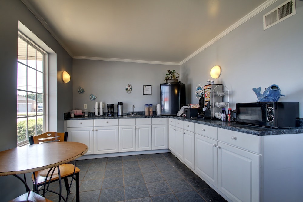 Key West Inn Childersburg - photo 30