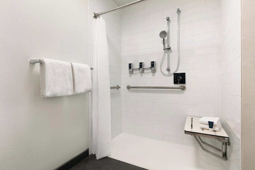 Four Points by Sheraton Raleigh Arena - photo 22