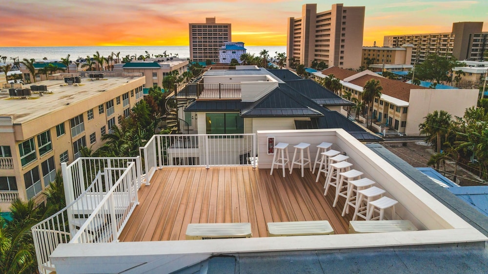 Serving Sunset in Siesta Key - last minute hotel in Siesta Key
