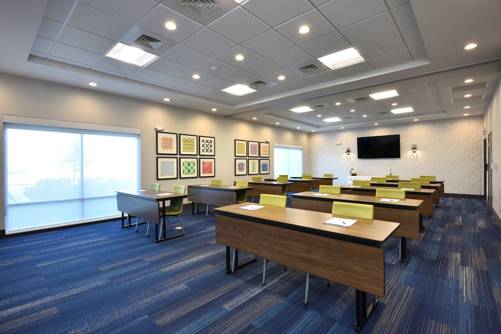 Holiday Inn Express & Suites Spring Woodlands Area by IHG - photo 38