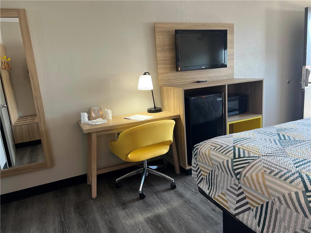 Days Inn by Wyndham Kansas City Northeast - photo 7