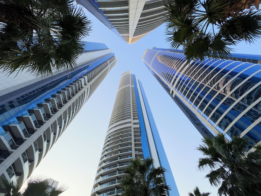 Glamorous 2BR in Damac Paramount Tower - carbon neutral hotel in Dubai