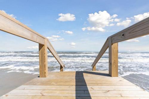 Spectacular 3 BR Condo One Block to the Beach — 4-Star Luxury Hotel in Brigantine, United States
