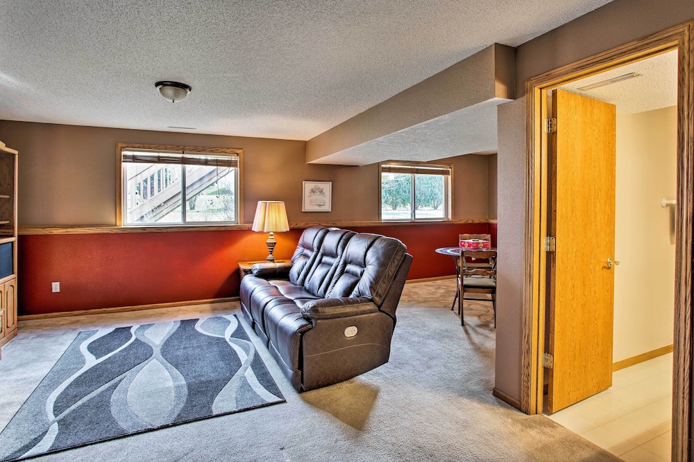 Suburban Gem W Yard Deck 5mi From Dtwn Rochester — Rochester