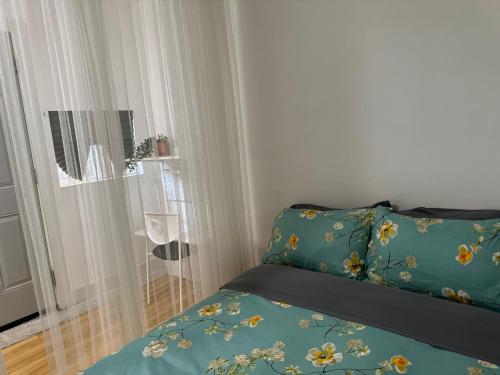 Hummingbird's Retreat One bedroom private bath private entry door